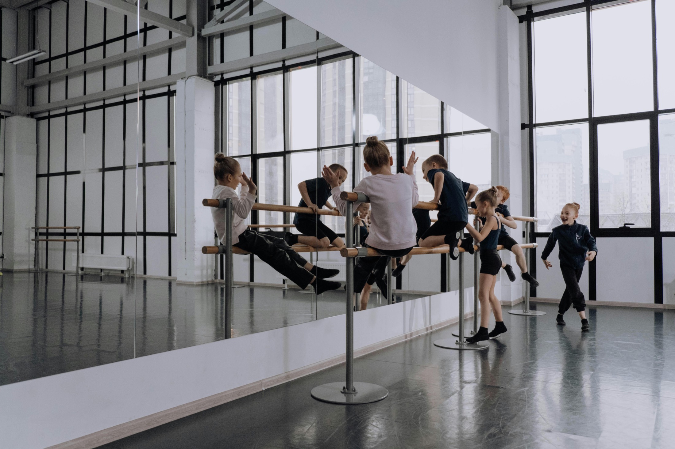 Jeunes danseurs en atelier dans un studio lumineux