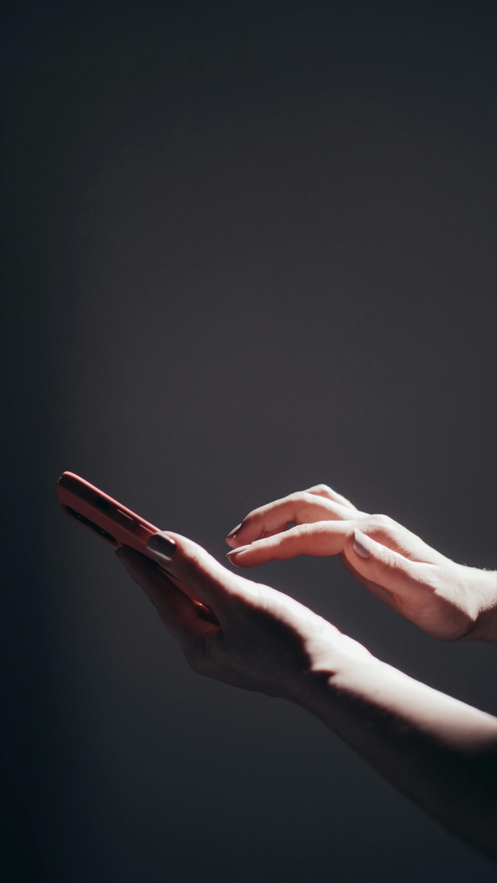 Main utilisant un smartphone pour prendre contact rapidement