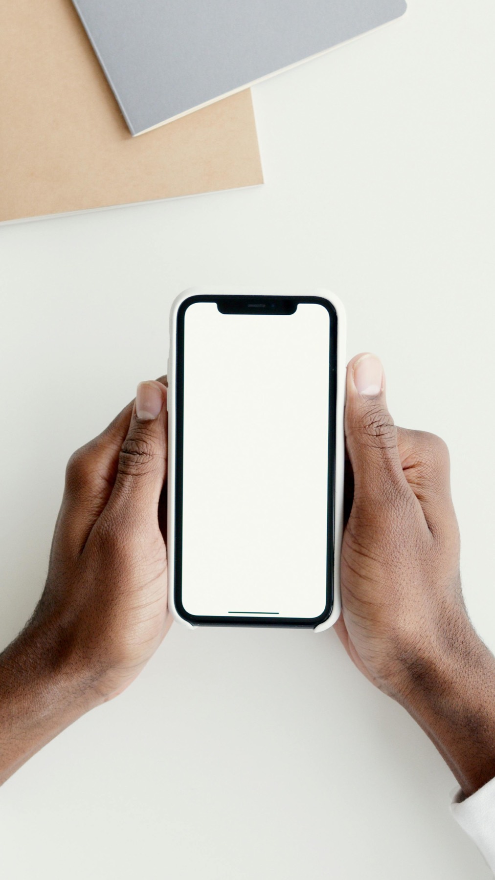 Smartphone tenu à la main prêt à consulter rapidement une information